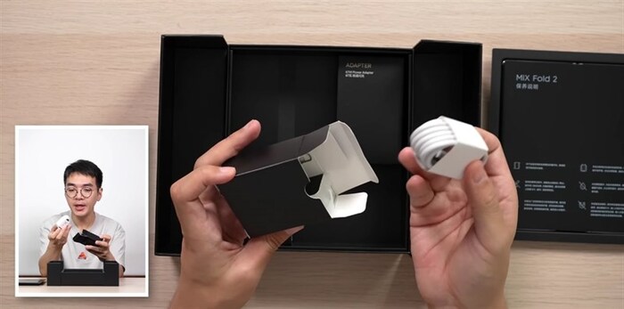 Ngoài ra, các bạn sẽ được đính kèm thêm cáp sạc USB Type-C