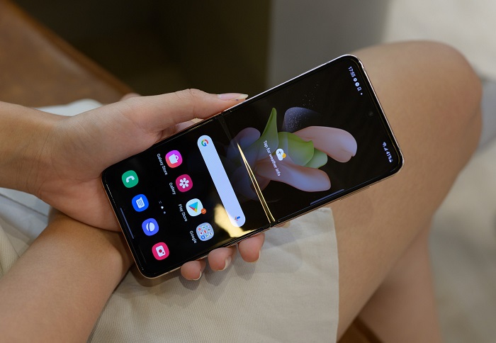trên tay Samsung Galaxy Z Flip4