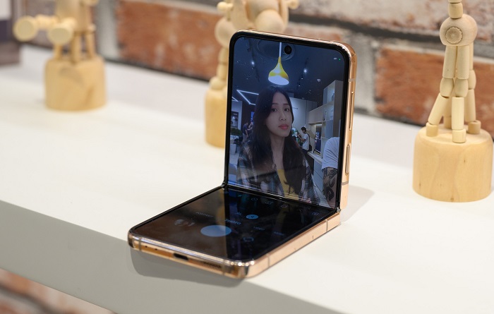 trên tay Samsung Galaxy Z Flip4