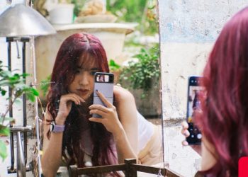Thỏa sức pose dáng với Flex Cam trên Galaxy Z Flip4, linh hoạt chẳng ngại mưa gió