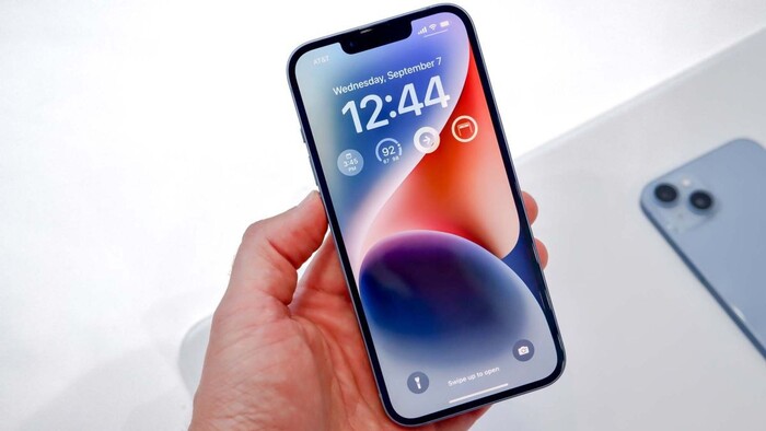 iPhone 14 Plus được trang bị màn hình 6.7 inch 