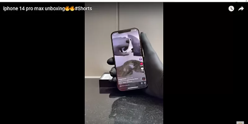 iPhone 14 Pro Max có thiết kế khung cạnh và màn hình tai thỏ giống iPhone 13 Pro Max.