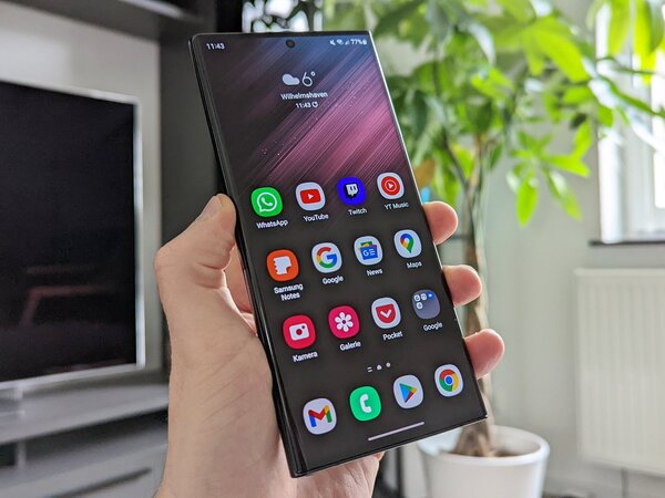 Galaxy S22 Ultra có dung lượng pin lớn hơn iPhone 14 Pro Max nhưng lại nhanh hết pin hơn