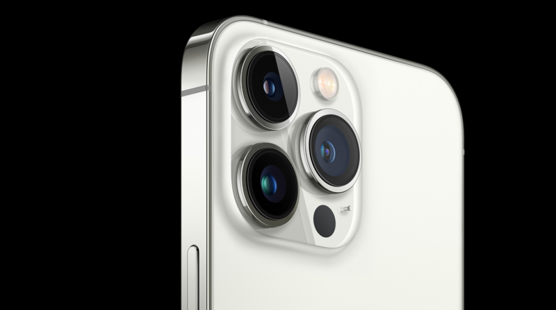iPhone 13 Pro với sắc trắng cổ điển và chất liệu Graphite giúp giảm bụi bẩn và tránh việc in dấu vân tay lên mặt lưng gây mất thẩm mỹ.