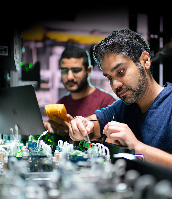 Cận cảnh quy trình thử nghiệm và lắp ráp các phần cứng (Hardware)