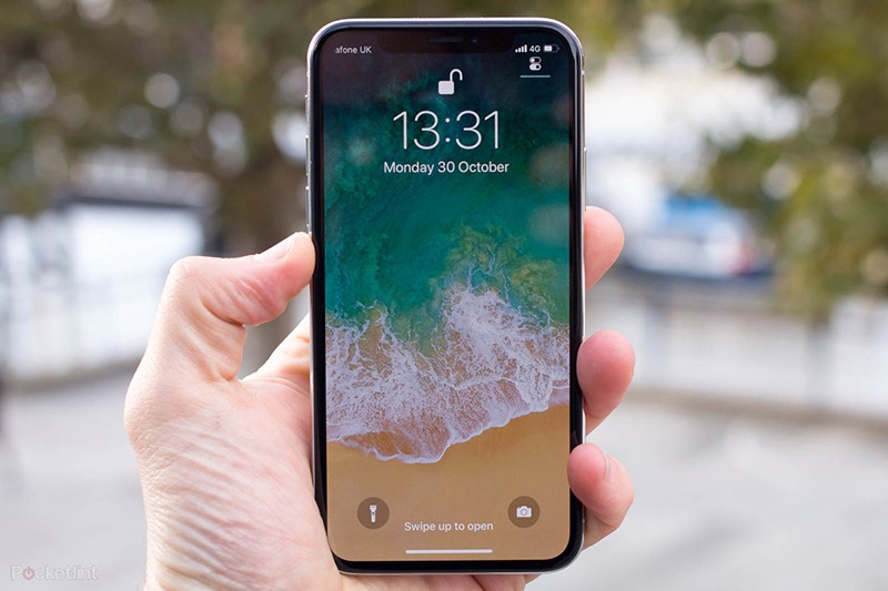 OLED là loại màn hình được áp dụng đầu tiên trên dòng iPhone X và giữ nguyên trên các thế hệ kế nhiệm.