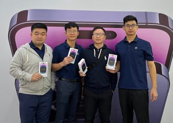 Khách hàng đặt trước iPhone 14 háo hức nhận máy ngày mở bán chính thức tại Viettel Store