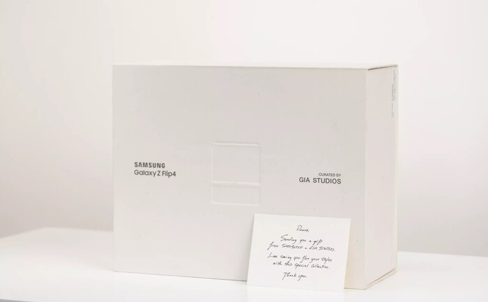 Chiếc hộp của phiên bản này có màu Kem rất đẹp và sang trọng