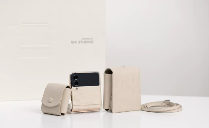 Chiếc điện thoại đeo ốp lưng đặc biệt cùng các phụ kiện khác