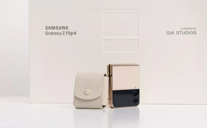 Flip4 và chiếc túi đựng được Galaxy Buds