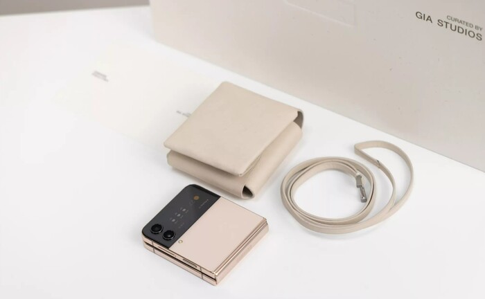 Chiếc túi đeo thời trang fit với Flip4 