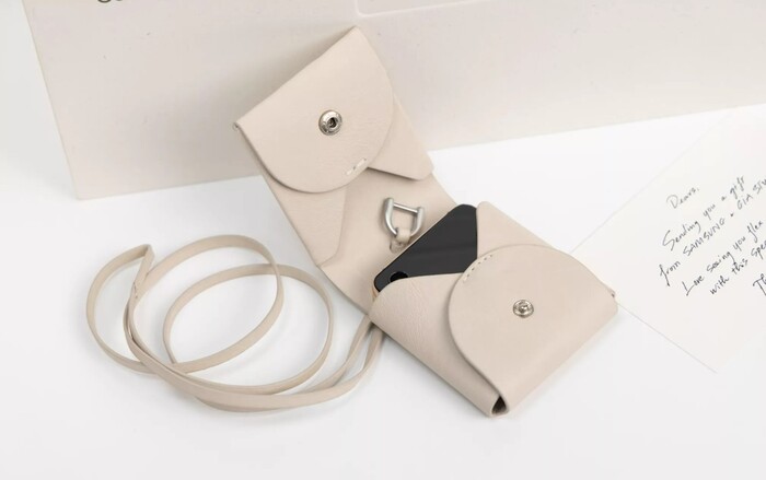 nó được hoàn thiện bằng da cao cấp và người dùng có thể đeo nó lên người như 1 món phụ kiện thời trang