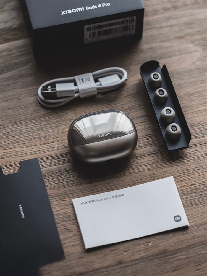 Bên trong hộp đựng Xiaomi Buds 4 Pro chứa đầy đủ món phụ kiện đi kèm