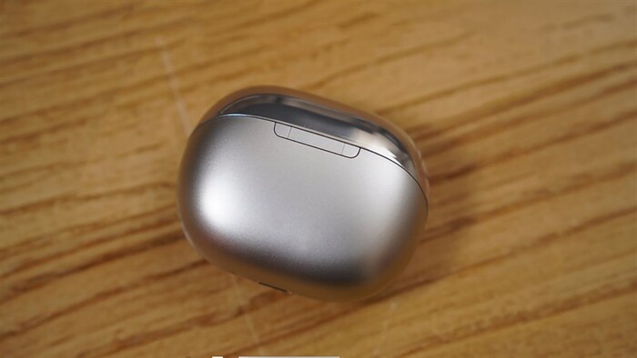 Phần trên của hộp đựng Xiaomi Buds 4 Pro được làm bóng và cạnh dưới làm dạng nhám