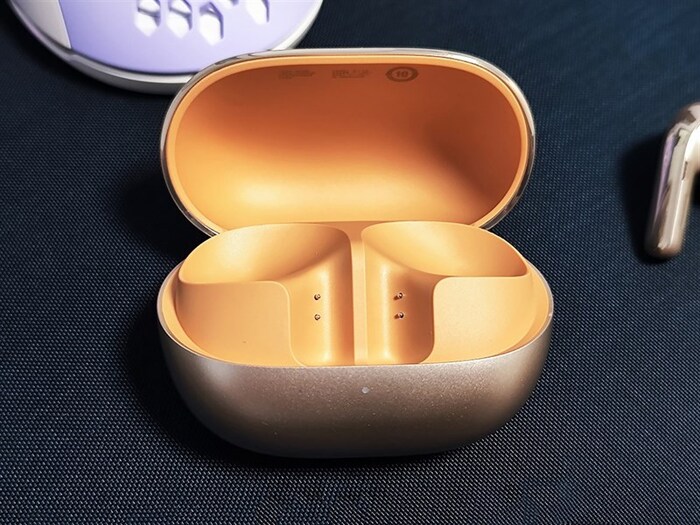 Phần nam châm giữ tai nghe hút rất chặt