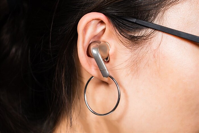 Cảm giác đeo Xiaomi Buds 4 Pro khá thoải mái và nhẹ