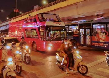 Viettel Store đón khách bằng xe bus 2 tầng nhận iPhone 14 ngay trong đêm mở bán