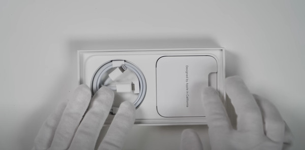 Cáp sạc trong hộp đựng iPhone 14 Pro