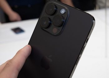 Giải đáp thắc mắc: Có nên dán camera iPhone 14 Pro Max không?