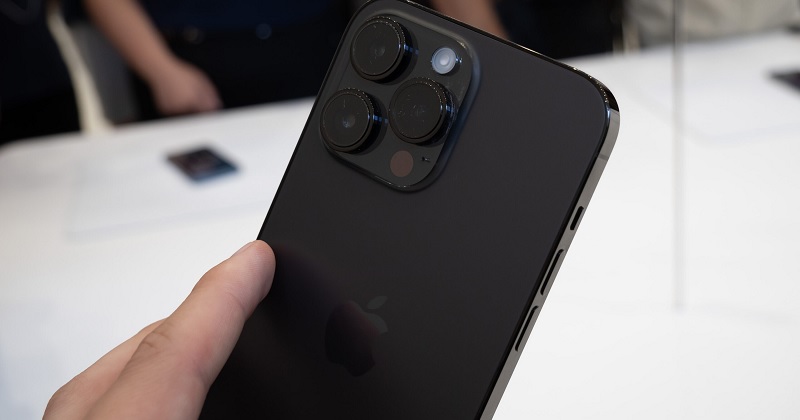 Giải đáp thắc mắc: Có nên dán camera iPhone 14 Pro Max không?