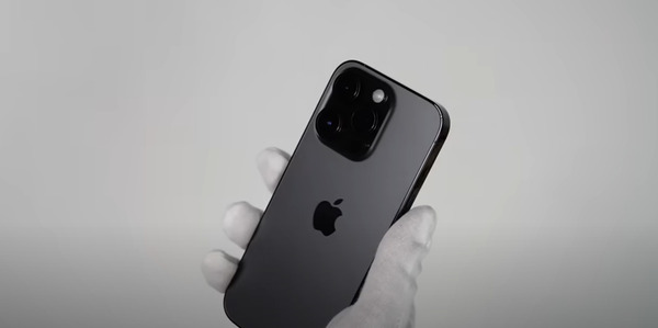 Space Black là dạng màu đen trầm, tối hơn so với Graphite nhưng lại không lại không tối hẳn như ở các dòng iPhone 7 đời trước