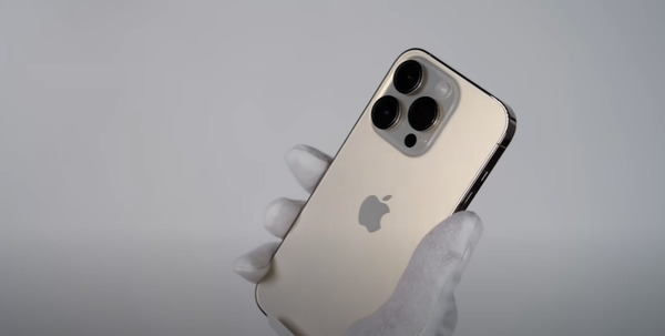 Màu vàng Gold trên iPhone 14 Pro có ánh kim, toát lên sự sang trọng, xa hoa