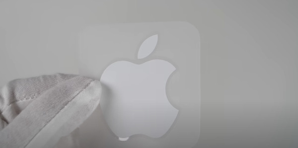 Logo “Táo khuyết” được tặng kèm bên trong hộp đựng iPhone 14