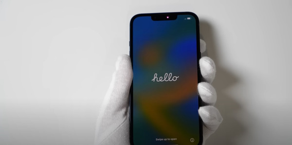 iPhone 14 với màn hình tai thỏ