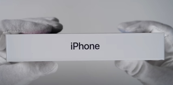 Mặt ngang của hộp đựng iPhone 14 Pro