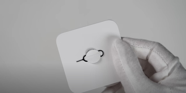 Que chọc sim được tặng kèm trong hộp đựng