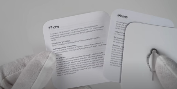 Sách hướng dẫn sử dụng và que chọc SIM bên trong iPhone 14 đập hộp