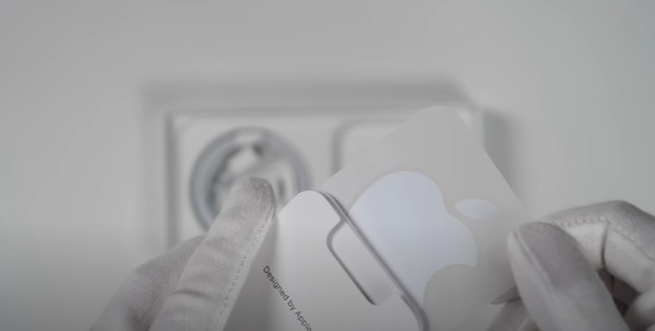 Sticker logo táo khuyết được tặng kèm trong hộp đựng