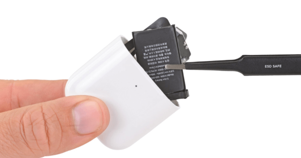 Airpods sạc không vào pin do bị chai pin chập mạch