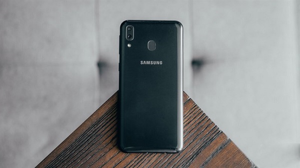 Galaxy M là dòng điện thoại giá rẻ nhưng cũng đầy đủ tính năng.