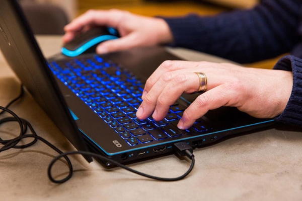 Cách bật đèn bàn phím laptop HP