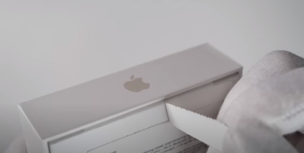 Bóc lớp giấy niêm phong để mở hộp iPhone 14 Plus