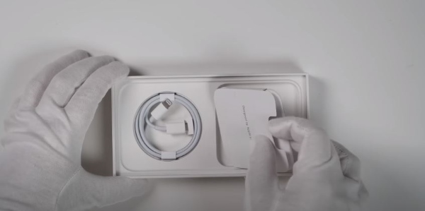 Dây sạc cổng lightning đi kèm máy