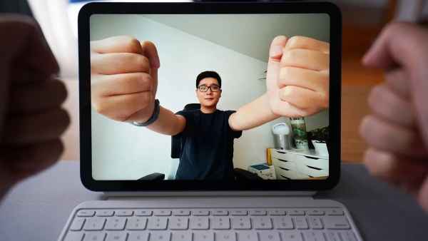 Camera trước 12MP tích hợp công nghệ Center Stage