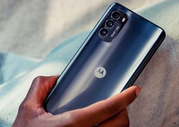 Mở hộp Motorola Moto G82: Smartphone tầm trung giá cực tốt