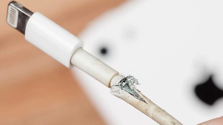 DÂY CÁP SẠC BỊ CONG GÃY DO SỬ DỤNG SAI CÁCH