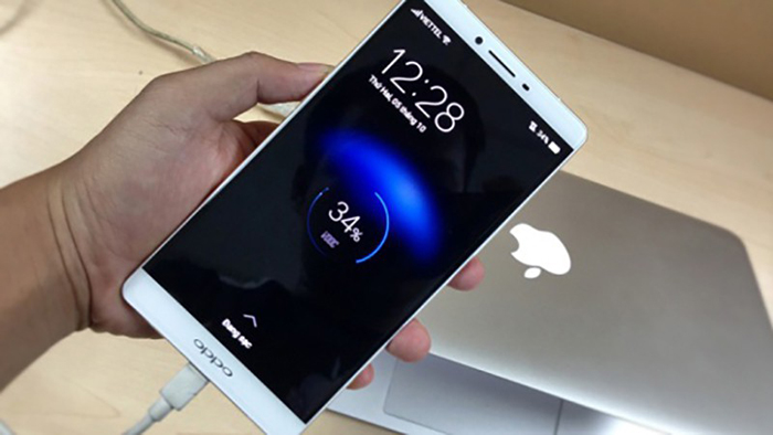 Kiểm tra phụ kiện sạc khi phát hiện lỗi tiếp xúc pin