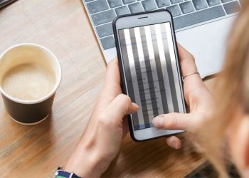 Cách khắc phục khi màn hình điện thoại bị nhiễu màu, nhiễu từ