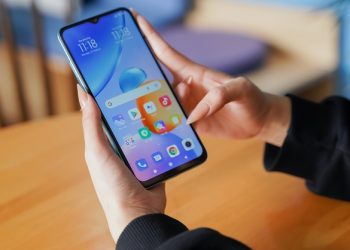 Có nên mua Redmi 10 5G với cấu hình mạnh mẽ, chất lượng hiển thị ấn tượng, camera AI 50 MP và thời lượng sử dụng cả ngày dài?
