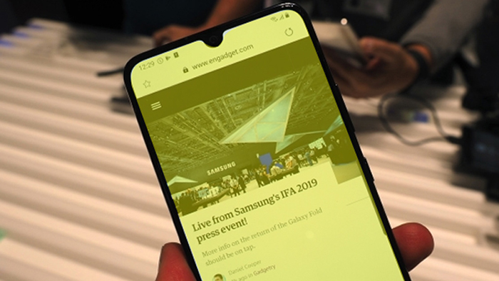 Màn hình điện thoại Android bị vàng