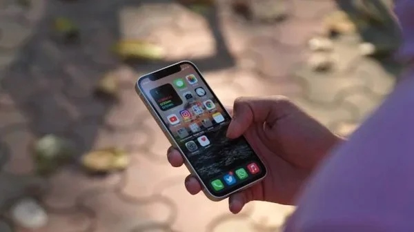 màn hình iphone bị mờ 1 góc