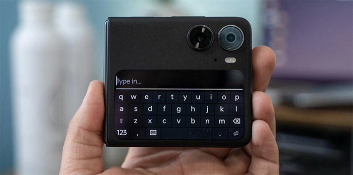 Màn hình phụ hiển thị đầy đủ bàn phím QWERTY