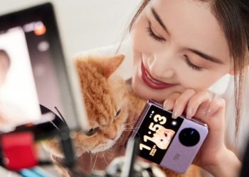 Lộ ảnh thực tế Vivo X Flip với cụm camera hình tròn và màn hình phụ to hơn Galaxy Z Flip4