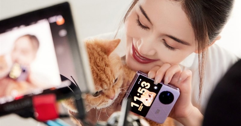Lộ ảnh thực tế Vivo X Flip với cụm camera hình tròn và màn hình phụ to hơn Galaxy Z Flip4