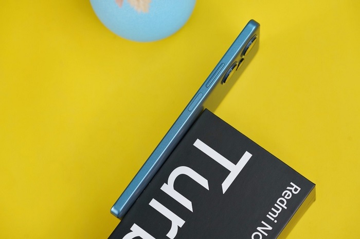 Nút nguồn và nút tăng giảm âm lượng được đặt ở thân máy