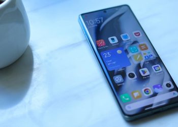 Trên tay Xiaomi 13 Ultra: Thiết kế da sang trọng, màn hình 2K+, chip Snapdragon 8 Gen 2, camera Leica cực đỉnh
